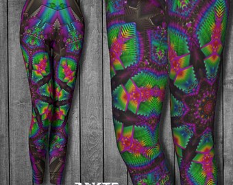 Può includere: Leggings vibranti con un motivo geometrico psichedelico nei toni del viola, verde, rosa e blu. I leggings presentano un design ripetuto con uno sfondo scuro e un effetto caleidoscopico. Il marchio "7BYTE CLOTHING" è visibile in basso.