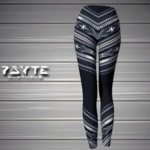 Pu&ograve; includere: Leggings neri con un motivo geometrico bianco e grigio. I leggings presentano un design ripetuto di linee, triangoli e punti. Il nome del marchio "7BYTE CLOTHING" &egrave; visualizzato in testo bianco stilizzato.