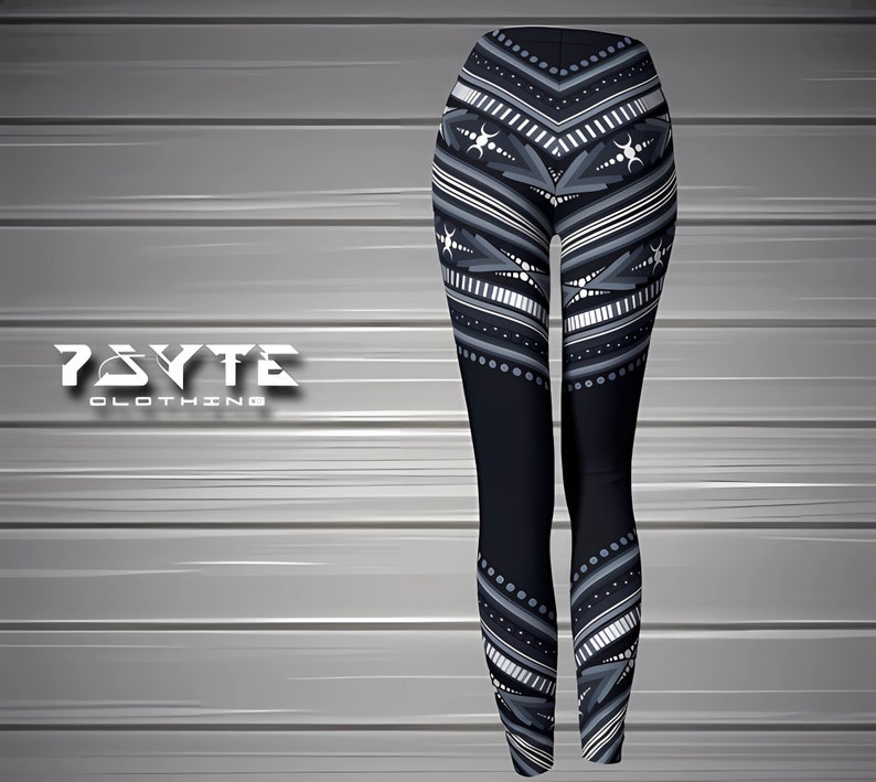 Pu&ograve; includere: Leggings neri con un motivo geometrico bianco e grigio. I leggings presentano un design ripetuto di linee, triangoli e punti. Il nome del marchio "7BYTE CLOTHING" &egrave; visualizzato in testo bianco stilizzato.