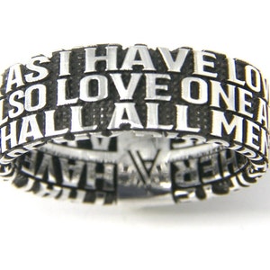 Älska varandra · Kärleksring · Anpassad svartvit sterlingsilverring · Relation · Bibelversring · Johannesevangeliet 13:34,35