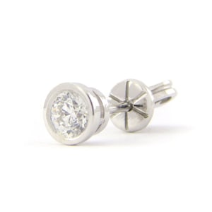 Simplicity diamond earring, 18K white gold, Diamond
