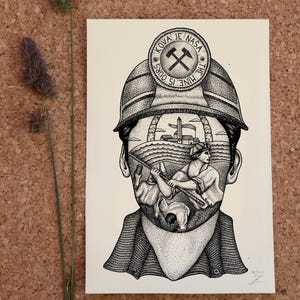 Könnte beinhalten: Schwarz-Weiß-Illustration eines Bergmannskopfes mit einer Landschaft im Inneren. Der Helm des Bergmanns hat ein rundes Emblem mit Text und gekreuzten Werkzeugen. Die Innenszene zeigt Figuren, die in der Nähe eines Küstengebäudes arbeiten.