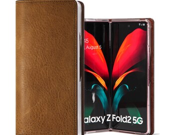 Puede incluir: Una funda de teléfono de cuero marrón con un teléfono Samsung Galaxy Z Fold2 5G en su interior. El teléfono está abierto y la pantalla muestra un diseño abstracto rojo y azul.