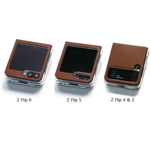 以下が含まれることがあります： 茶色の革ケースをつけた、異なる3つのSamsung Galaxy Z Flip携帯電話。左側の携帯電話はZ Flip 6、中央の携帯電話はZ Flip 5、右側の携帯電話はZ Flip 4 & 3です。