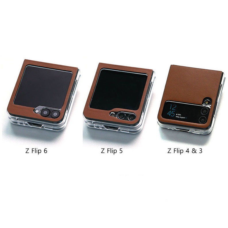以下が含まれることがあります： 茶色の革ケースをつけた、異なる3つのSamsung Galaxy Z Flip携帯電話。左側の携帯電話はZ Flip 6、中央の携帯電話はZ Flip 5、右側の携帯電話はZ Flip 4 & 3です。