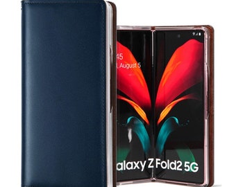 Puede incluir: Una funda de teléfono de cuero azul marino con un borde marrón, abierta para revelar una pantalla negra con gráficos rojos y naranjas. El teléfono muestra el texto "galaxy Z Fold2 5G" y la fecha "5 de agosto".