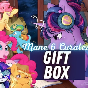 Puede incluir: Una ilustración colorida de los seis ponis de My Little Pony: La Magia de la Amistad. Los ponis están dispuestos alrededor de un libro con el texto "Mane 6 Curated Gift Box".