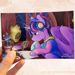 LoFi Beats para estudar e fazer amigos para impressão de cartão postal 4x6 | Princesa Twilight Sparkle My Little Pony MLP FiM A amizade é mágica, Owlicious
