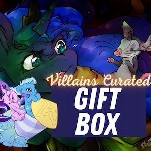 Puede incluir: Un pony morado y azul con una melena verde y una capa azul y morada. Un pequeño pony azul con una capa azul y un pequeño ratón gris con una capa morada. El texto "Villains Curated GIFT BOX" está en letras amarillas sobre un fondo morado.