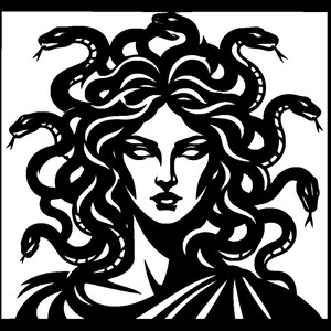 Può includere: Un'illustrazione grafica in bianco e nero ad alto contrasto di una figura con volto umano e serpenti al posto dei capelli. I serpenti sono posizionati attorno alla testa, con diverse teste visibili, e la figura indossa un indumento drappeggiato.