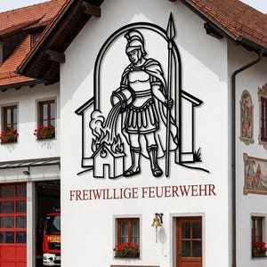Könnte beinhalten: Ein schwarzes Wandbild aus Metall, das einen römischen Soldaten mit Helm zeigt, der einen Speer hält und Wasser aus einem Eimer auf ein kleines brennendes Haus gießt. Der Text FREIWILLIGE FEUERWEHR steht in Rot unter der Figur an der weißen Wand.