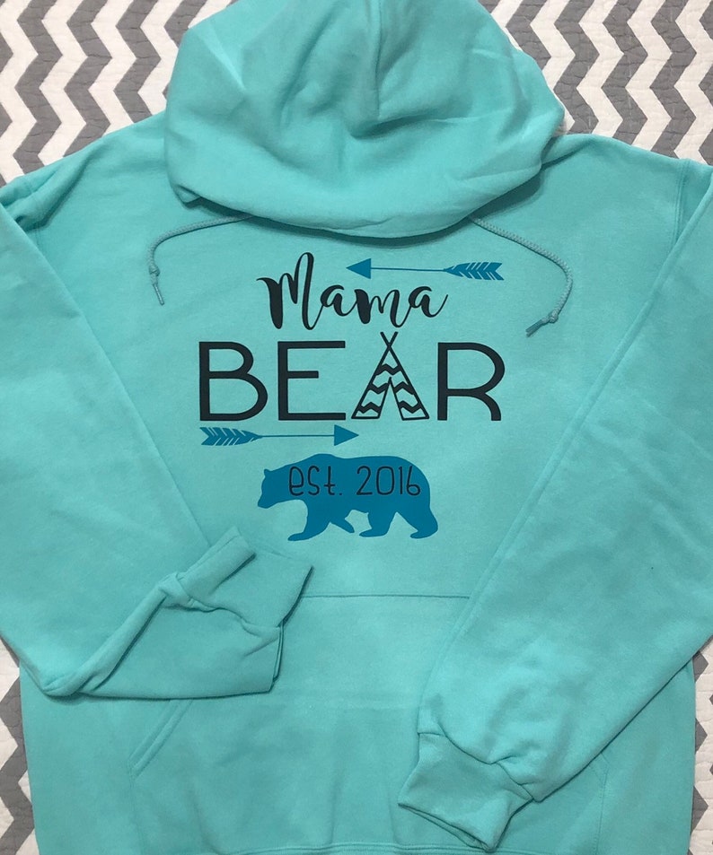Is mama bear. Медведь принт макет для печати. Mother bear одежда. Мишка мама и ребенок логотип. Кофта mama bear.