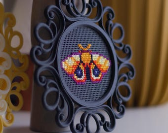 Stitchable Cross Stitch Frame – Perforated Embroidery Display