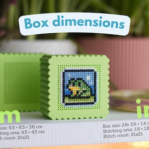 Cross stitch box STL file dimensions — 6.5 × 6.5 × 3.6 cm, stitching area 4.5 × 4.5 cm, 21×21 stitch count, shown printed in green PLA