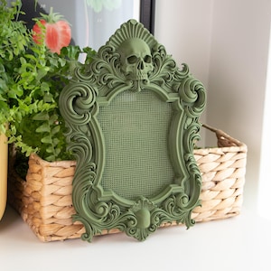 Cornice per punto croce con teschio gotico: cornice per ricamo traforata con decorazione Whimsigoth