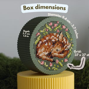Round cross stitch box STL file dimensions — 9.4 cm diameter, 3.7 cm depth, 37×37 stitch count, shown with sleeping fawn embroidery on green PLA lid