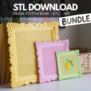 Puede incluir: Un paquete digital de archivos STL para bases de punto de cruz con tres marcos cuadrados con bordes florales ornamentados en amarillo, rosa y verde claro. El texto STL DOWNLOAD CROSS STITCH BASE - STL - 3MF BUNDLE es visible arriba.