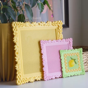 Cornice per punto croce: sfondo per ricamo floreale decorato, senza bisogno di telaio.