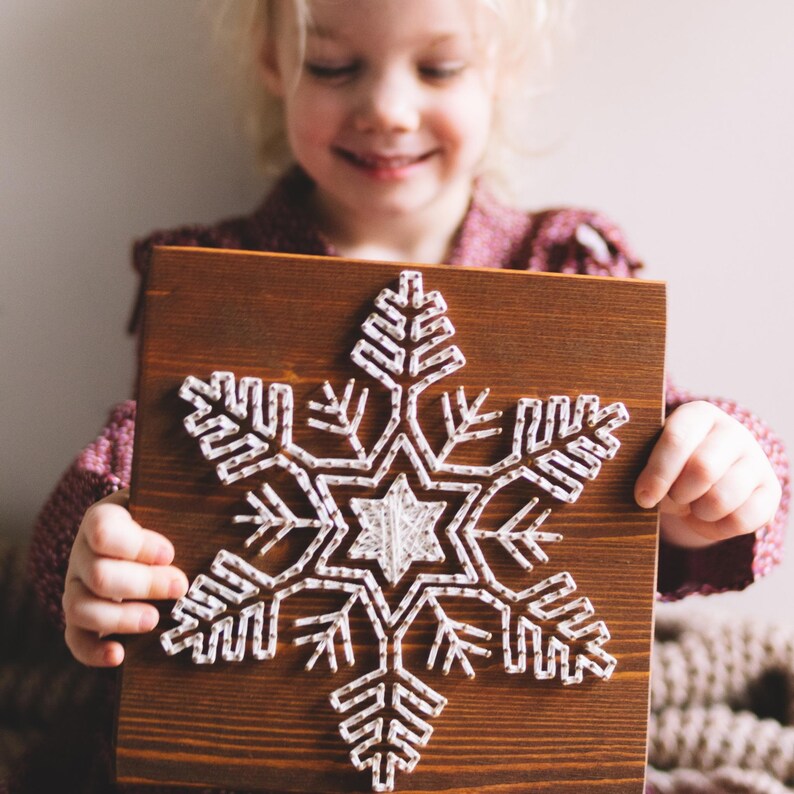 Modello di arte con stringhe - Modello di contorno di fiocco di neve immagine 4