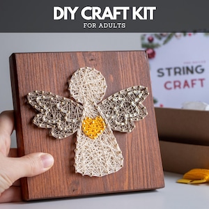 Kit per adulti per l'arte dello string art: kit fai da te per realizzare piccoli angeli di Natale pre-inchiodati