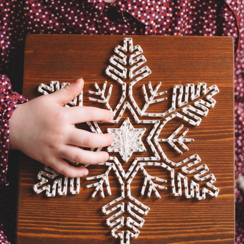 Modello di arte con stringhe - Modello di contorno di fiocco di neve immagine 3