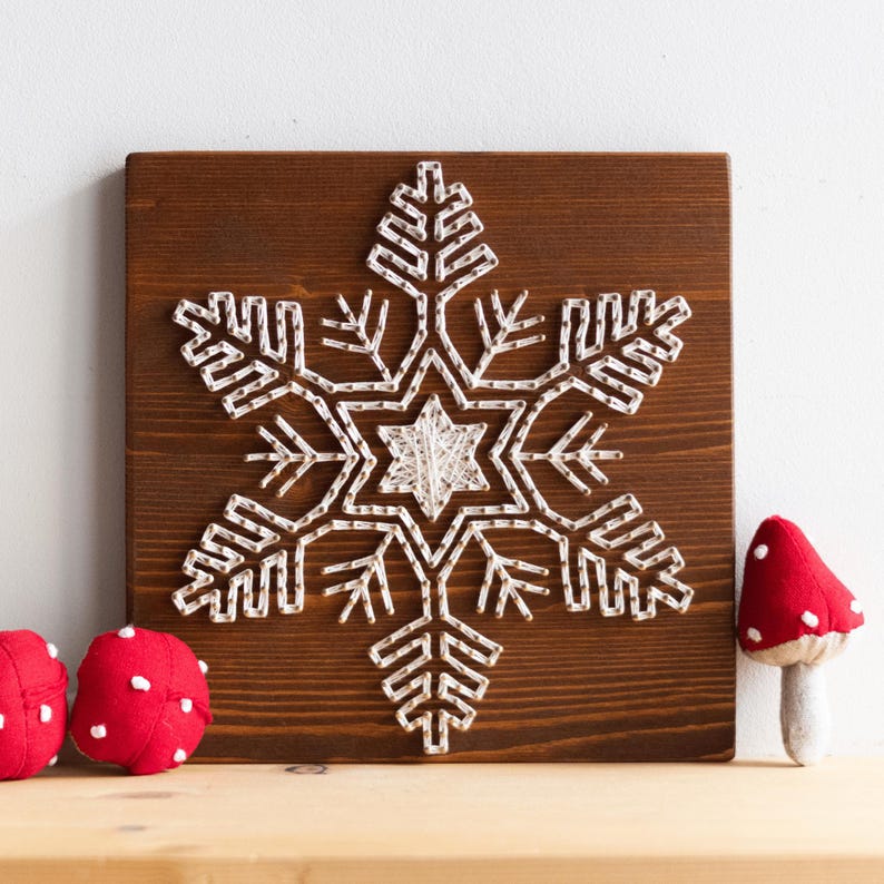 Modello di arte con stringhe - Modello di contorno di fiocco di neve immagine 2