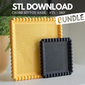 Könnte beinhalten: Eine gelbe und eine schwarze quadratische Kreuzstichbasis mit Perlenrand. Der Text STL DOWNLOAD CROSS STITCH BASE - STL - 3MF BUNDLE ist oben sichtbar. Dies sind digitale Dateien für den 3D-Druck mit einem Gitter aus kleinen Löchern.
