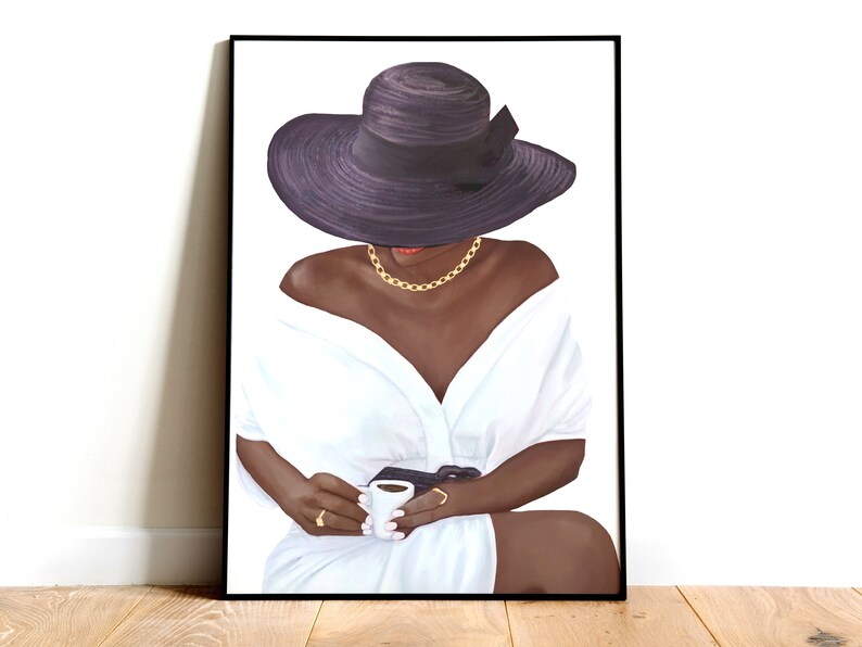 Puede incluir: Una mujer con una camisa blanca y un sombrero negro de ala ancha con una cinta negra se sienta con una taza blanca peque&ntilde;a en sus manos.