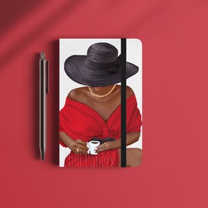 Puede incluir: Una mujer con un vestido rojo y un sombrero negro sostiene una peque&ntilde;a taza blanca. La imagen est&aacute; sobre un fondo blanco con el texto "Chill Papers" en la parte inferior.