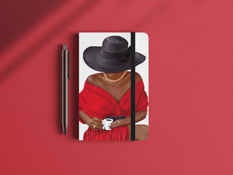 Puede incluir: Una mujer con un vestido rojo y un sombrero negro sostiene una peque&ntilde;a taza blanca. La imagen est&aacute; sobre un fondo blanco con el texto "Chill Papers" en la parte inferior.
