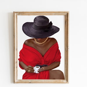 Puede incluir: Una mujer con un vestido rojo y un sombrero negro sostiene una peque&ntilde;a taza blanca. Lleva un collar de oro.