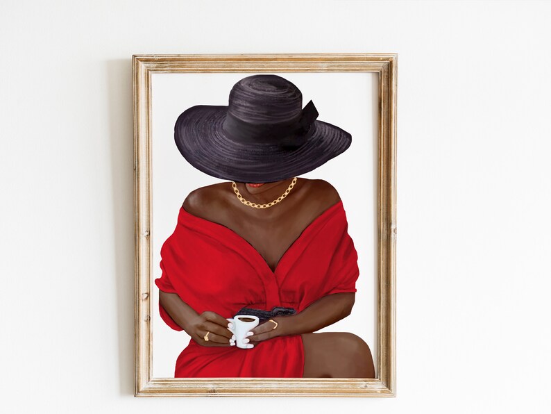 Puede incluir: Una mujer con un vestido rojo y un sombrero negro sostiene una peque&ntilde;a taza blanca. Lleva un collar de oro.