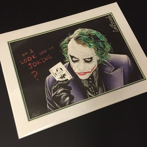Op de afbeelding: Een zwart-witte tekening van de Joker uit de film "The Dark Knight". Hij houdt een speelkaart vast met een Joker-gezicht erop. De tekst "Do I look like I'm joking?" is in wit op een zwarte achtergrond geschreven.