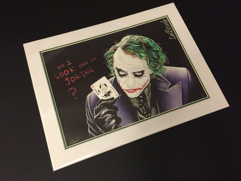 Op de afbeelding: Een zwart-witte tekening van de Joker uit de film "The Dark Knight". Hij houdt een speelkaart vast met een Joker-gezicht erop. De tekst "Do I look like I'm joking?" is in wit op een zwarte achtergrond geschreven.