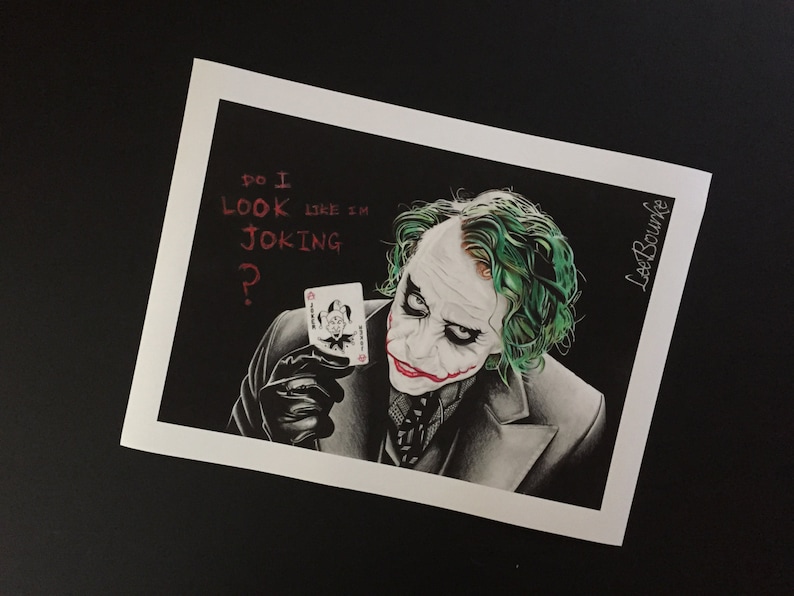 Op de afbeelding: Een zwart-witte tekening van de Joker uit de Batman-film. Hij houdt een speelkaart vast met een joker erop. De tekst "Do I look like I'm joking?" is in rood boven het hoofd van de Joker geschreven.