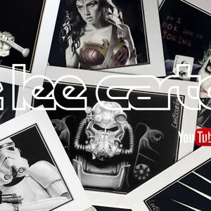 Op de afbeelding: Een verzameling ingelijste zwart-wittekeningen van populaire personages, waaronder Harley Quinn, Wonder Woman, de Joker, een Stormtrooper, een Fallout Power Armor helm en Wolverine. De tekeningen zijn allemaal ingelijst in zwart-wit en hebben een witte passe-partout. De tekeningen zijn allemaal gesigneerd door de kunstenaar, "Lee Cartoon". Het YouTube-kanaal "TheLeeCartoon" is ook zichtbaar in de afbeelding.