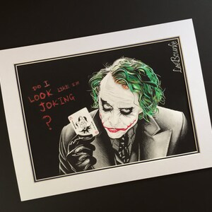 Op de afbeelding: Een zwart-witte tekening van de Joker uit de Batman-films. Hij houdt een speelkaart vast met de tekst "Do I look like I'm joking?" De tekening is op een zwarte achtergrond met een witte rand.
