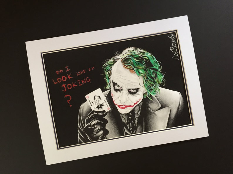 Op de afbeelding: Een zwart-witte tekening van de Joker uit de Batman-films. Hij houdt een speelkaart vast met de tekst "Do I look like I'm joking?" De tekening is op een zwarte achtergrond met een witte rand.