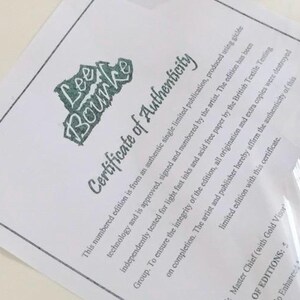 Op de afbeelding: Een wit certificaat van echtheid met groene tekst die "Lee Bourke Certificate of Authenticity" luidt. De tekst stelt dat de genummerde editie afkomstig is van een authentieke, beperkte, enkelvoudige publicatie, geproduceerd met behulp van gicl&eacute;e-technologie en goedgekeurd, gesigneerd en genummerd door de kunstenaar. De editie is onafhankelijk getest op lichtechte inkt en zuurvrij papier door de British Textile Testing Group. Om de integriteit van de editie te waarborgen, zijn alle originelen en extra exemplaren na voltooiing vernietigd. De kunstenaar en de uitgever bevestigen hierbij de echtheid van deze beperkte editie met dit certificaat.