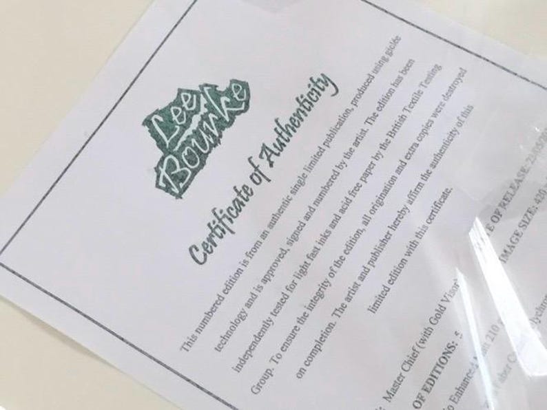 Op de afbeelding: Een wit certificaat van echtheid met groene tekst die "Lee Bourke Certificate of Authenticity" luidt. De tekst stelt dat de genummerde editie afkomstig is van een authentieke, beperkte, enkelvoudige publicatie, geproduceerd met behulp van gicl&eacute;e-technologie en goedgekeurd, gesigneerd en genummerd door de kunstenaar. De editie is onafhankelijk getest op lichtechte inkt en zuurvrij papier door de British Textile Testing Group. Om de integriteit van de editie te waarborgen, zijn alle originelen en extra exemplaren na voltooiing vernietigd. De kunstenaar en de uitgever bevestigen hierbij de echtheid van deze beperkte editie met dit certificaat.