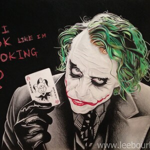 Op de afbeelding: Een zwart-witte tekening van de Joker uit de film The Dark Knight. Hij houdt een speelkaart vast met de Joker erop. De tekst "Do I look like I'm joking?" is in rood op een zwarte achtergrond geschreven.