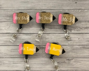 Soporte de insignia de lápiz personalizado, titular de la insignia del maestro, titular de la insignia monograma, regalo para el maestro, regalo de la escuela, regalo del estudiante, regalo para ella