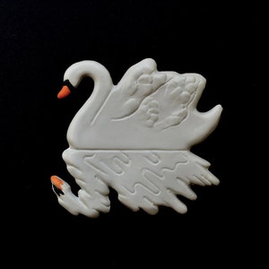 Schwan auf dem See. Wanddekoration aus Keramik