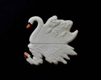 Cisne en el lago. Decoración de paredes de cerámica