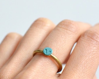 Bague Chouette. Porcelaine turquoise, laiton brut.