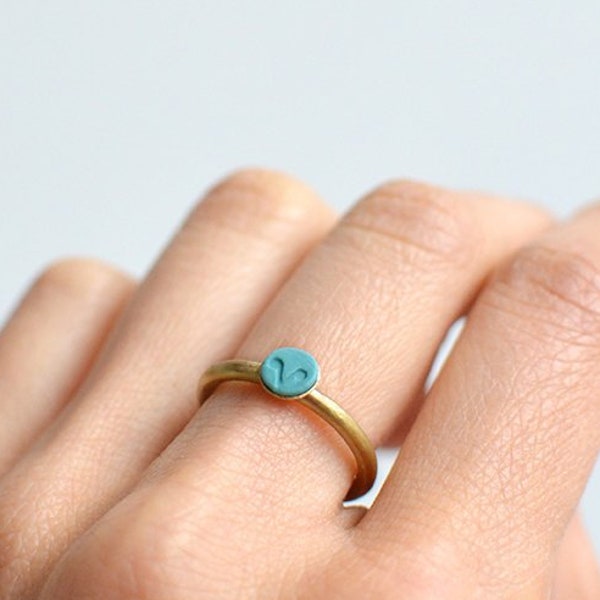 Bague Chouette. Porcelaine turquoise, laiton brut.