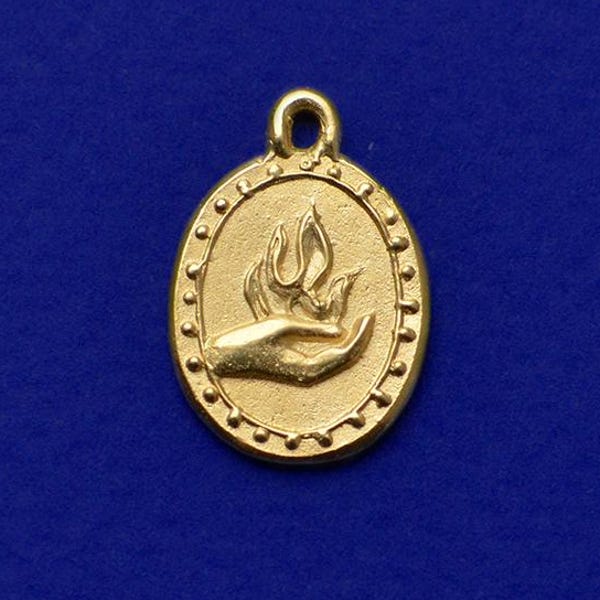 Pendentif Flamme dans la main, laiton doré.