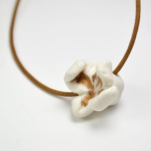 Popcorn-Halskette, weißes Porzellan, Goldlack. Halskette aus Popcorn-Keramik.