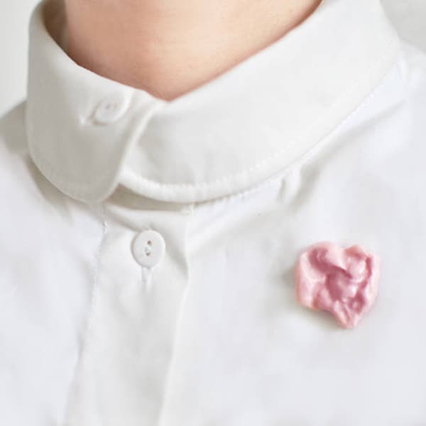 Chewing gum. Pin's en porcelaine rose. Broche bonbon céramique.