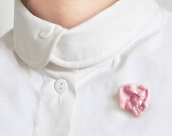 Chewing gum. Pin's en porcelaine rose. Broche bonbon céramique.